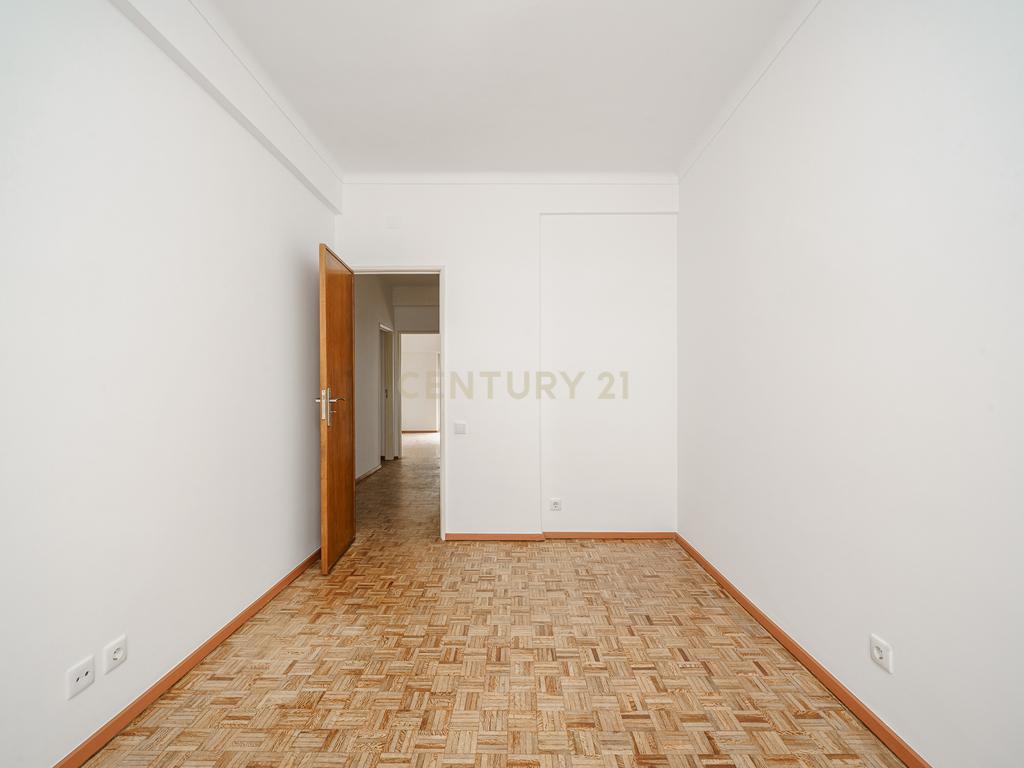 T3 Remodelado no Centro de Setúbal- Campo dos Arcos - Image 15