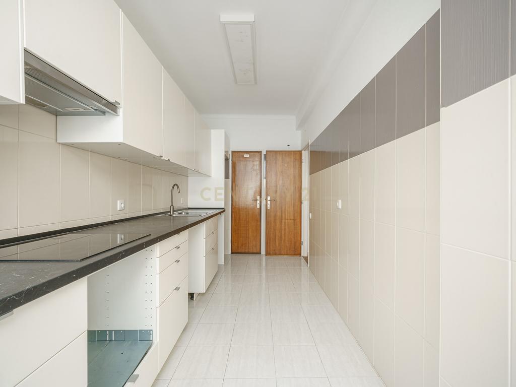 T3 Remodelado no Centro de Setúbal- Campo dos Arcos - Image 19