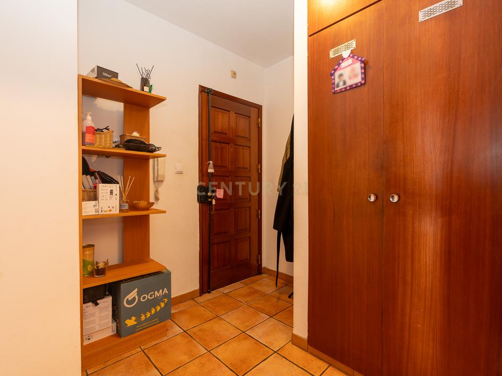 Apartamento T2 em Santo António dos Cavaleiros_Muito bem localizado - Image 5