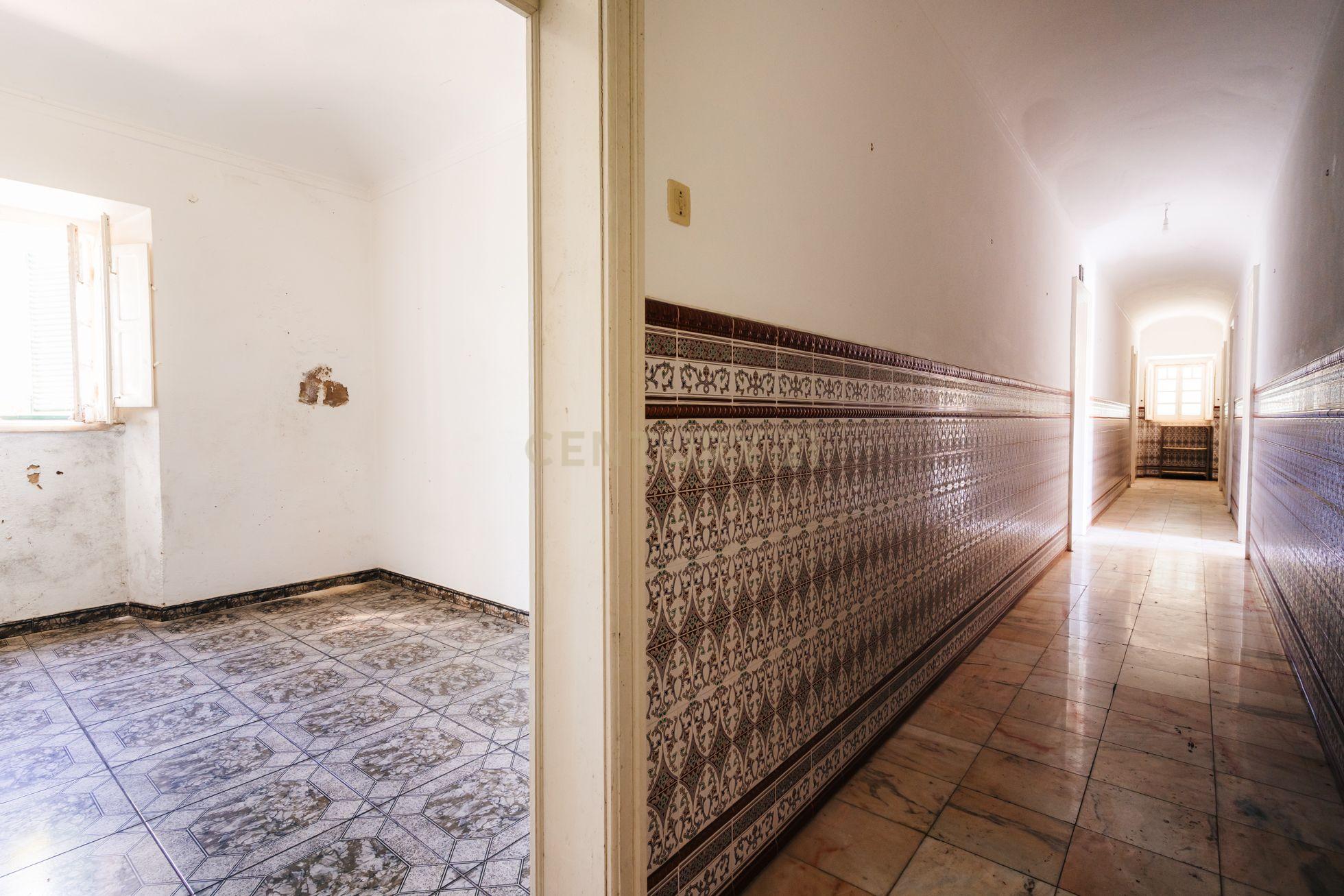 Propriedade com 11 divisões para recuperação em Estremoz com uma área total de 6185 m2 - Image 12