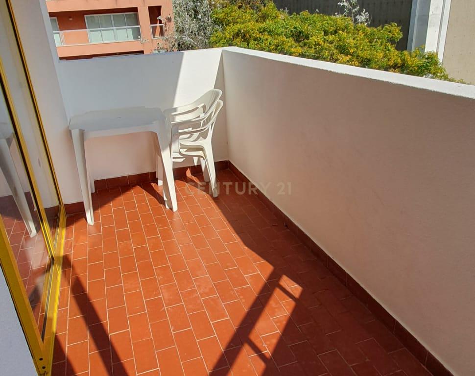 NÃO PERCA ESTA GRANDE OPORTUNIDADE! FANTÁSTICO APARTAMENTO T1 ESPAÇOSO TOTALMENTE REMODELADO EM CONDOMINIO FECHADO COM AMPLA VARANDA, PISCINA, RECEPÇÃO E SEGURANÇA 24H A PASSOS DA PRAIA! - Image 4
