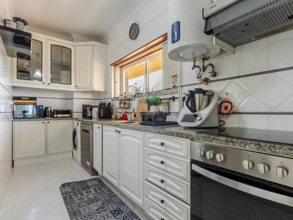 Espaçoso T3 na Sobreda com 2 Casas de Banho e Varandas - Image 13