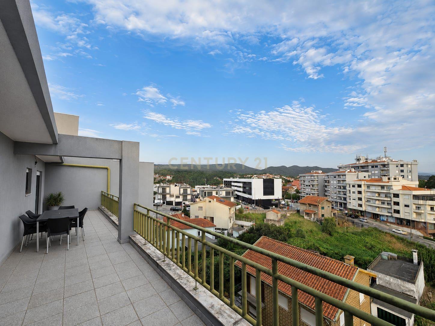 Fotografia 9 de T3 com amplos terraços, vistas panorâmicas, elevador e garagem em São Pedro da Cova