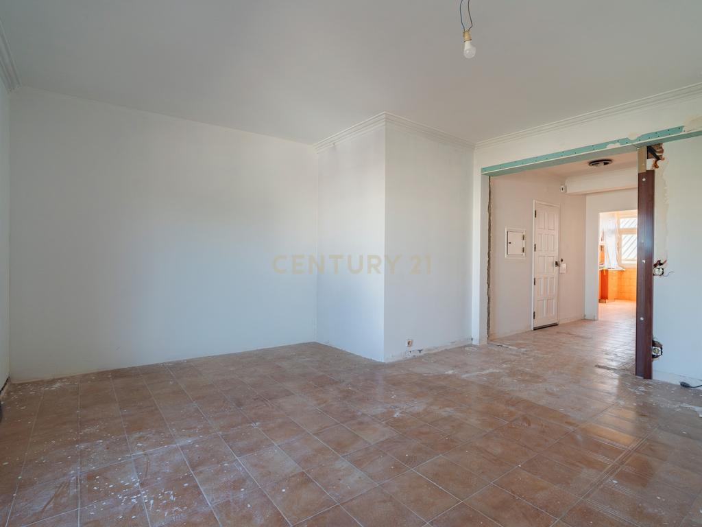 Excelente Apartamento T3 + 1 em remodelação - Image 3
