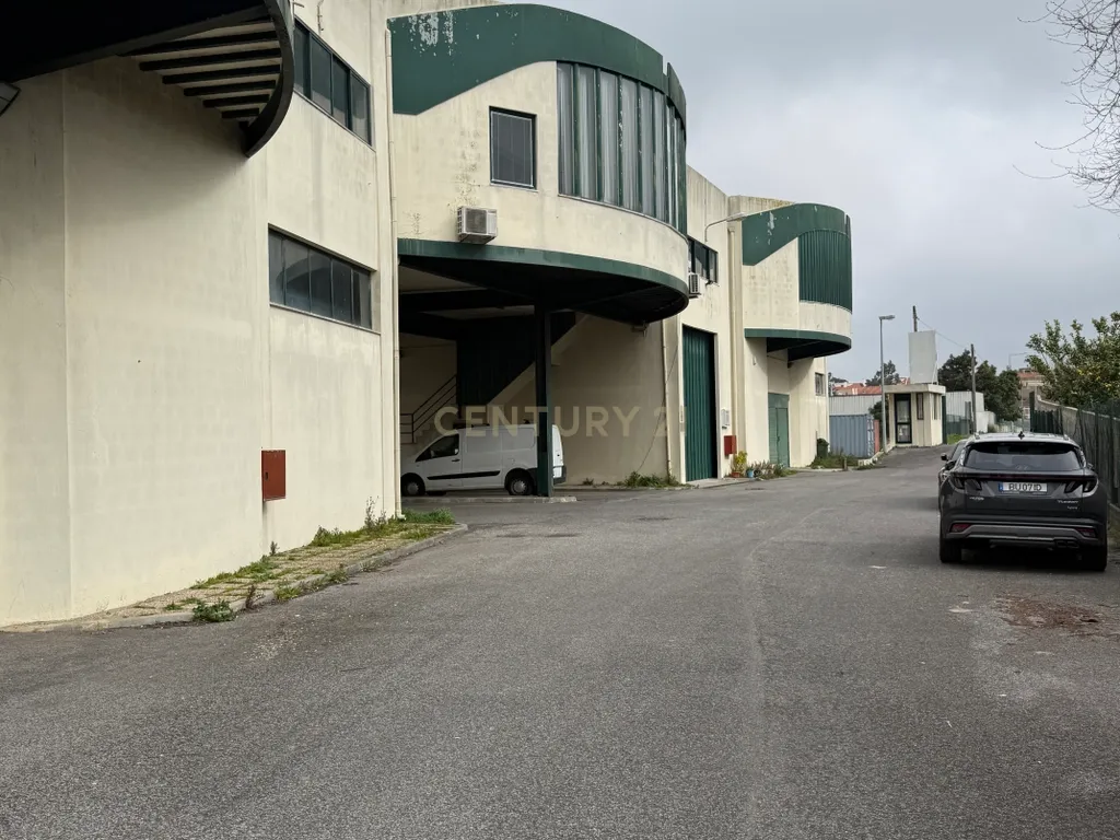 Armazém de 1.000 m² | 2 Pisos | Elevado Potencial de Rentabilidade - Image 1