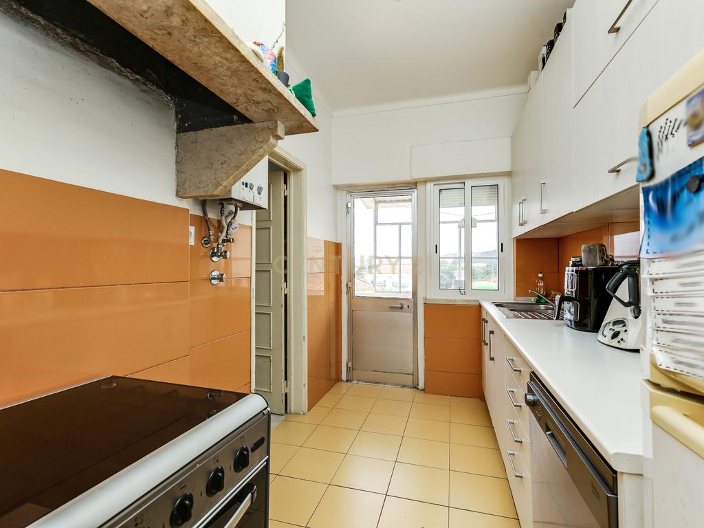 Moradia bifamiliar T4+1 em Pinheiro de Loures, com vistas desafogadas, jardim, pátio, varanda e terraço - Image 10