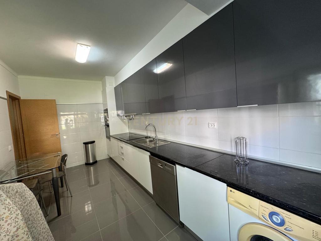 Apartamento T3 remodelado na zona do Parque Municipal - Image 2