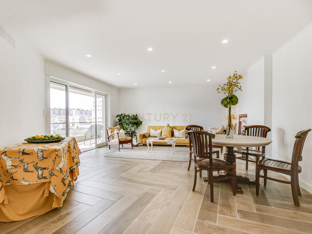 Apartamento T4 com 3 Suites, em zona Prime de Algés - Image 1