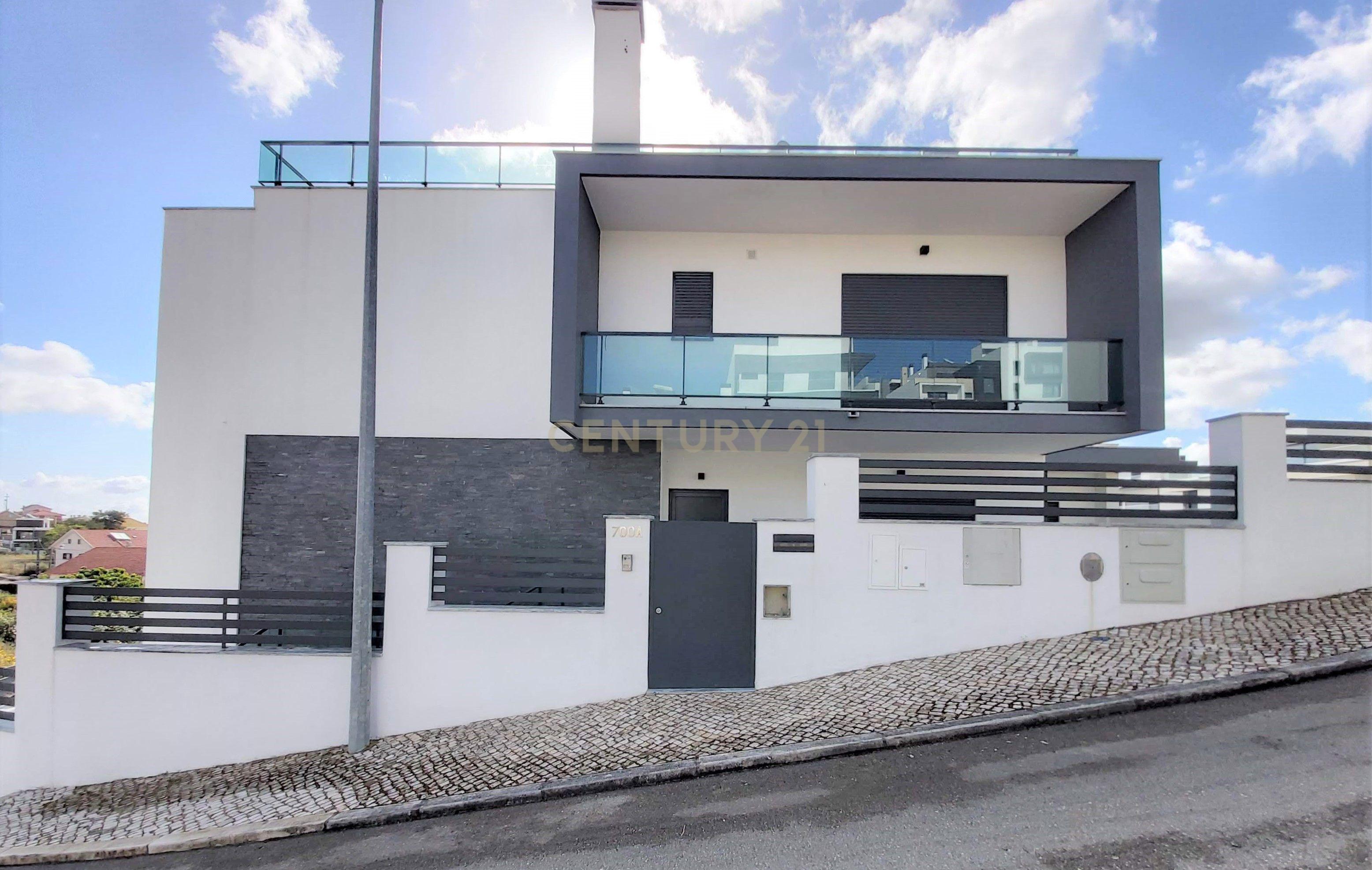 MORADIA T5 + 3 EM FAMÕES, COM PISCINA, JARDIM E BOX PARA 4 CARROS - Image 5