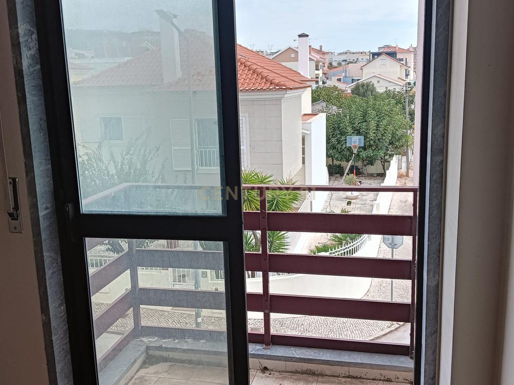 T3 com Suite/Garagem e Arrecadação - Vialonga - Image 23