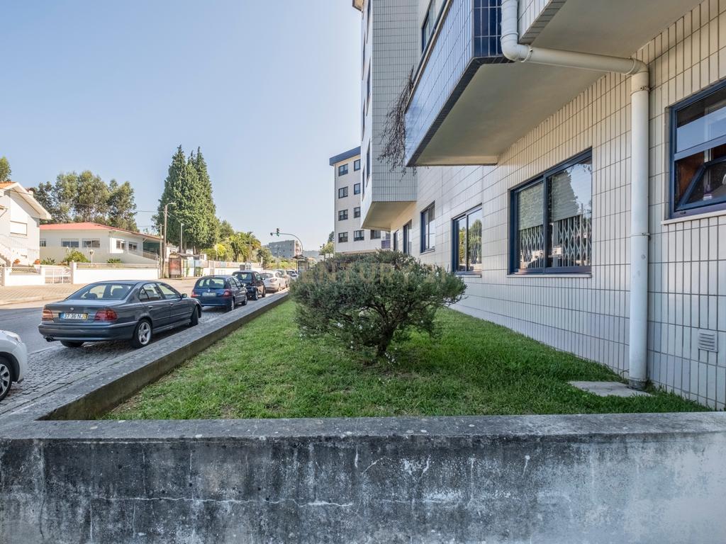 Apartamento T2 de excelentes áreas em Serzedo - Image 25
