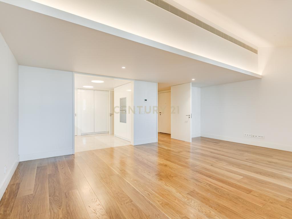 Apartamento T2+1 inserido no emblemático Edifício "Alegria 25". - Image 6