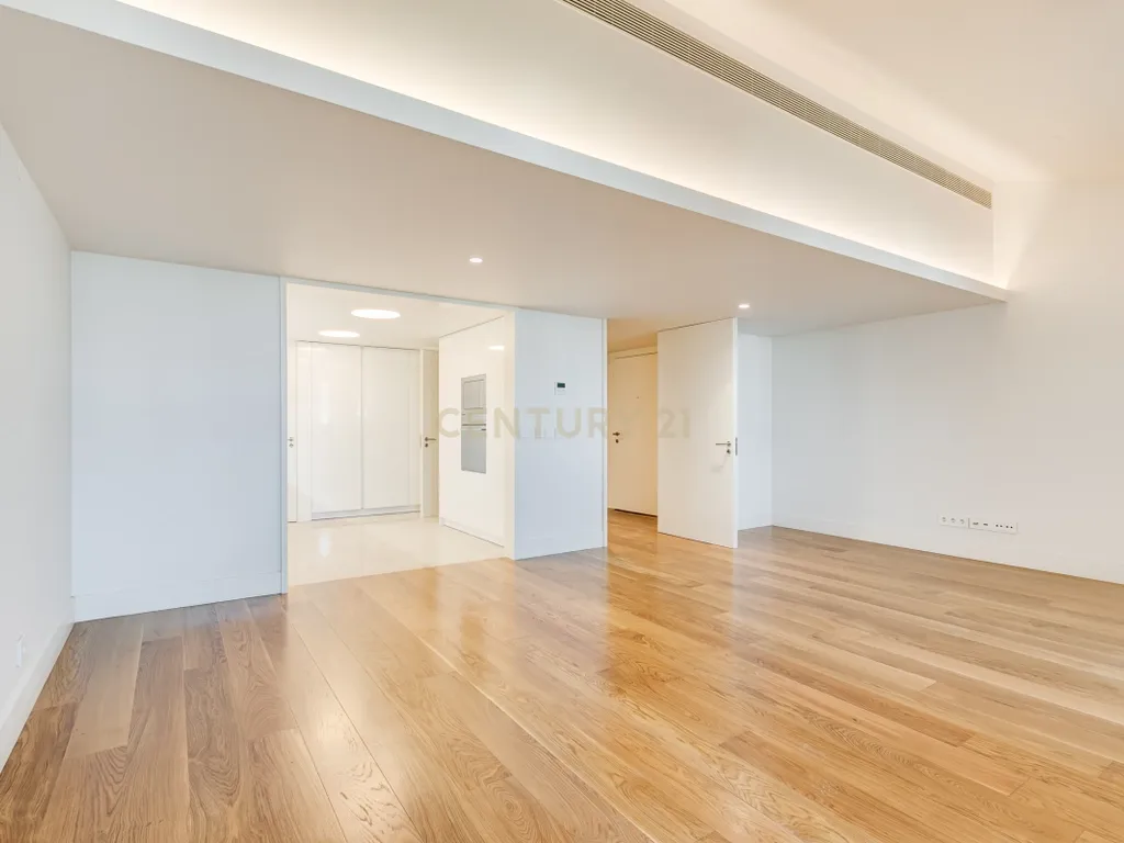 Apartamento T2+1 inserido no emblemático Edifício "Alegria 25". - Image 6