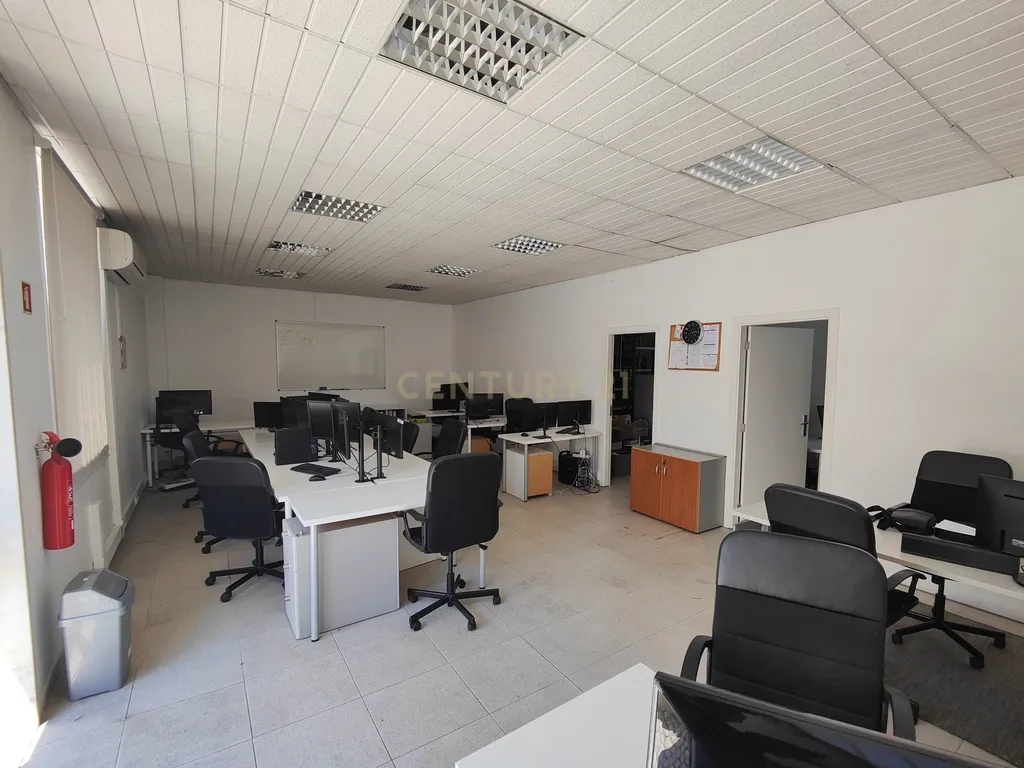 Loja em Alverca, arrendada por 700,00€ mês, com parqueamento e arrecadação - Image 4