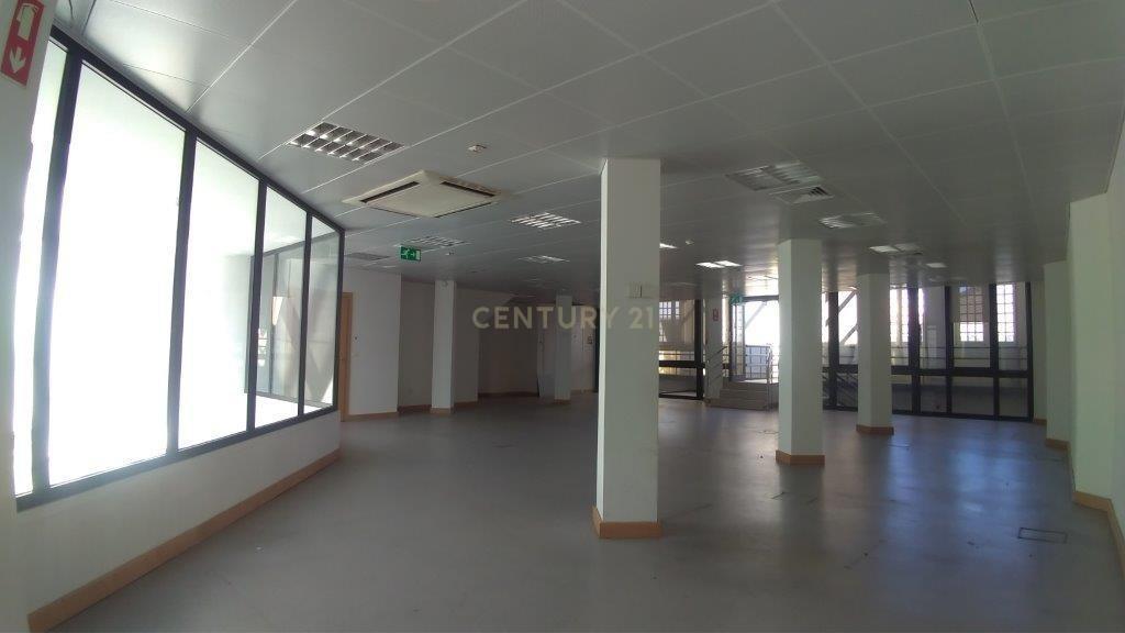 Prédio destinado a Comércio e Serviços - Vila Real - Image 4