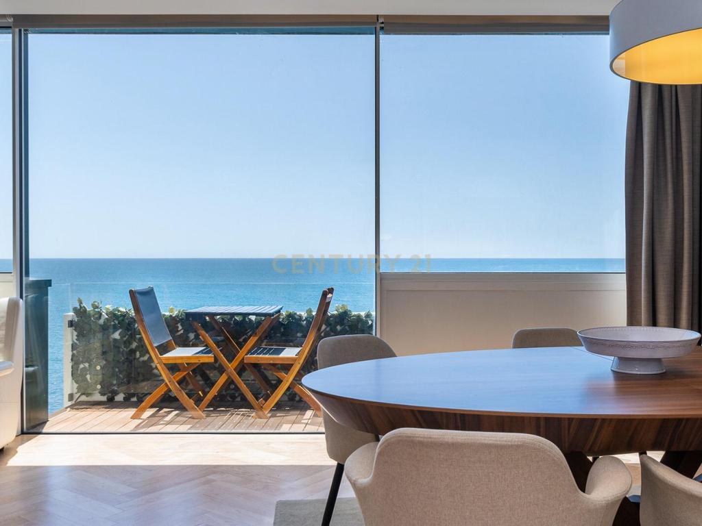 Apartamento T2 à venda na Avenida Brasil com vista Mar - Image 1