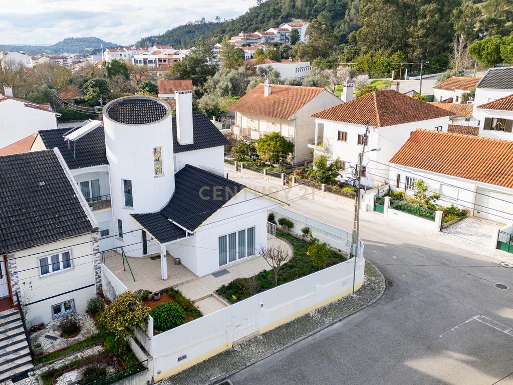 Espaçosa Moradia em Ourém / Jardim  - Image 33