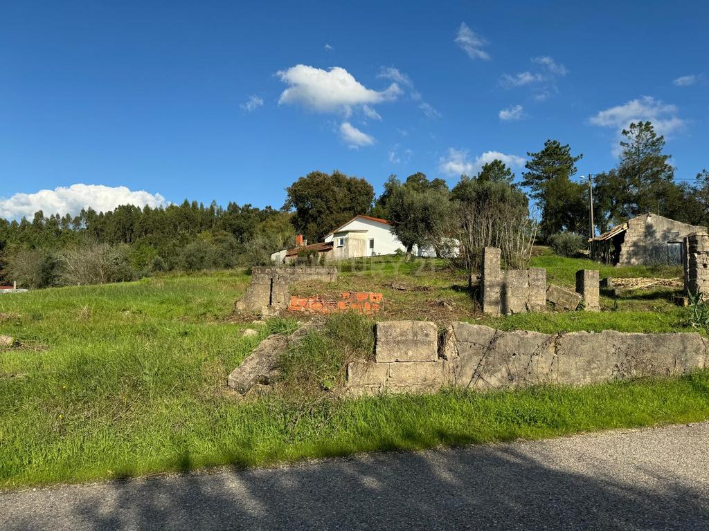 Moradia em ruina sita em Assanha da Paz - Image 1