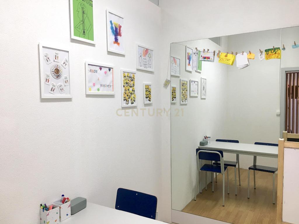 Grandioso Centro de Estudos em pleno funcionamento com diversos serviços no concelho de Matosinhos, Porto - Image 1