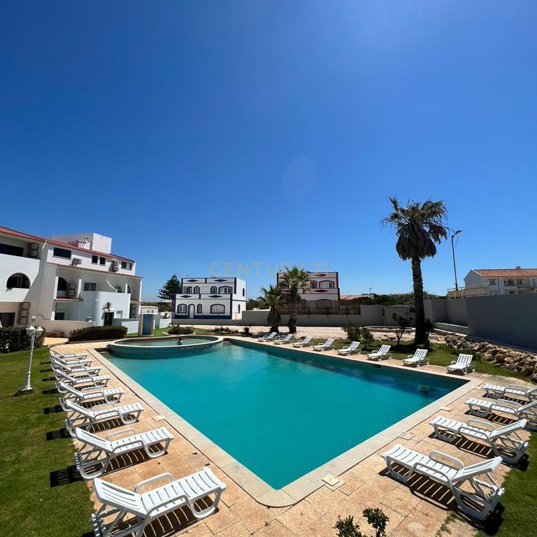 Apartamento T2 Mobilado Condomínio Fechado - Sagres. - Image 2
