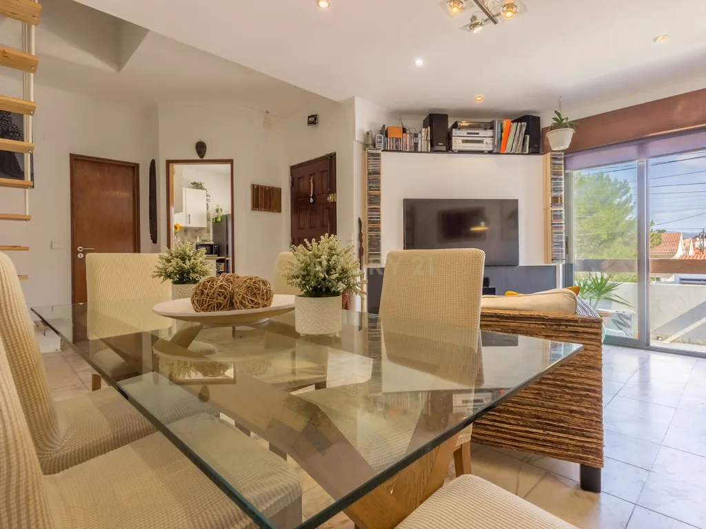 Quinta do Conde - Andar de moradia, 1º andar , com varandas e quatro quartos - Image 4