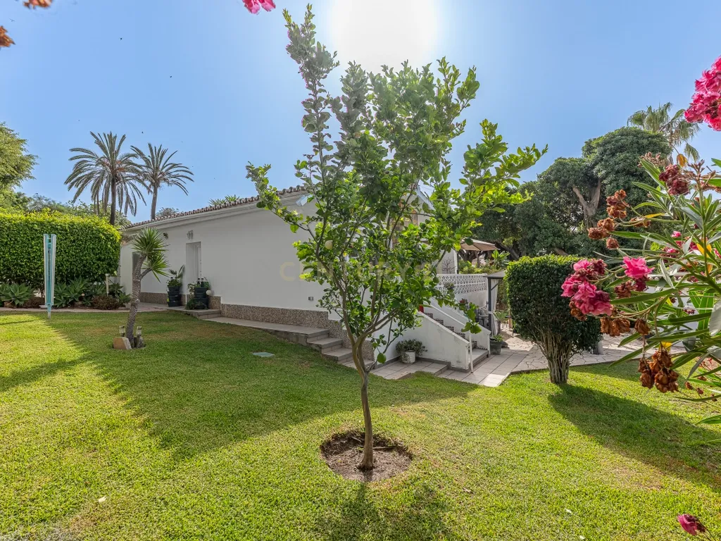 Oportunidade em Marbella: Propriedade nua de casa com jardim a poucos metros da praia - Image 21