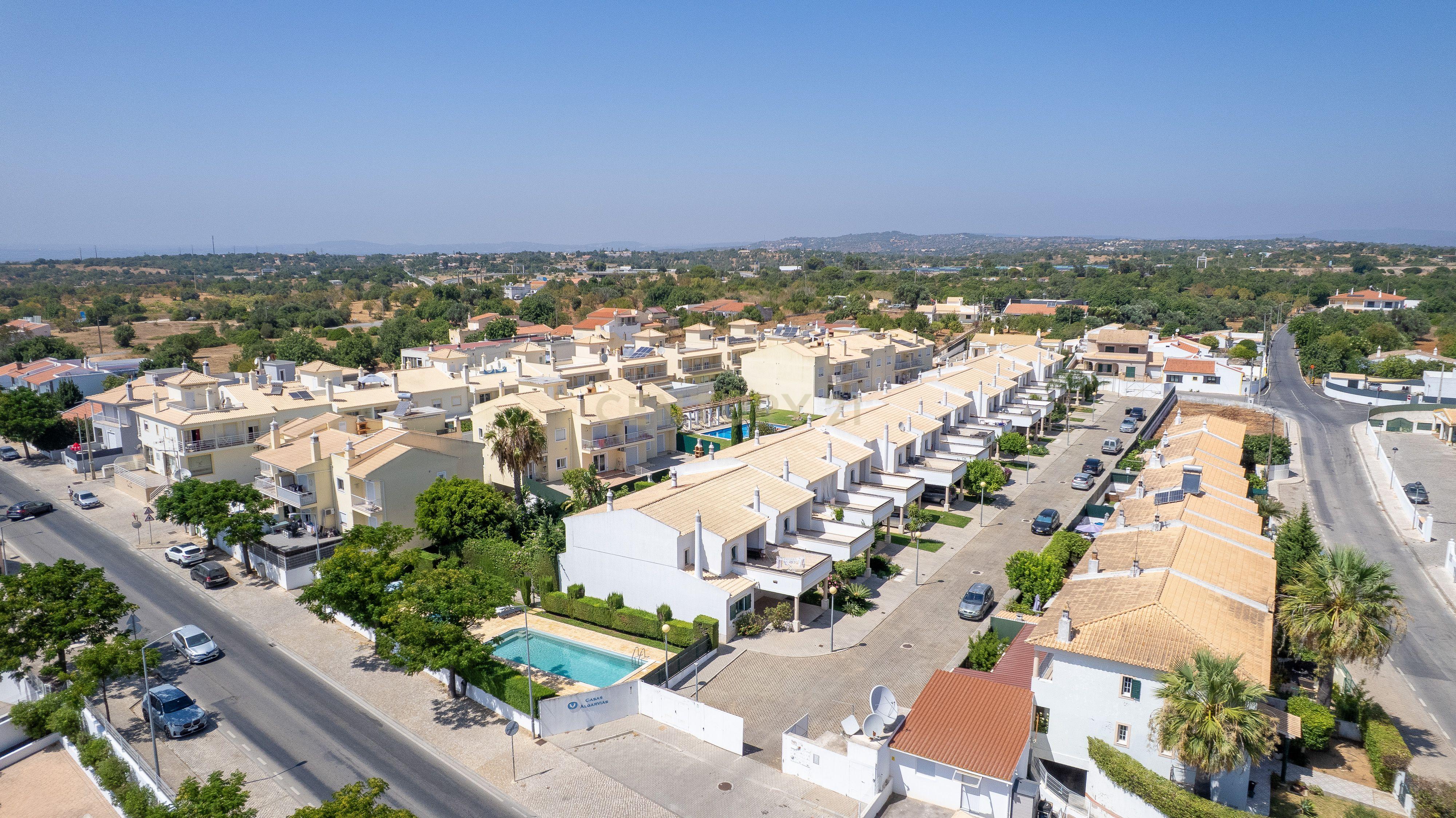 Fotografia 3 de Moradia de Canto T2+2 com jardim em Condomínio Privado com Piscina – Ferreiras, Albufeira