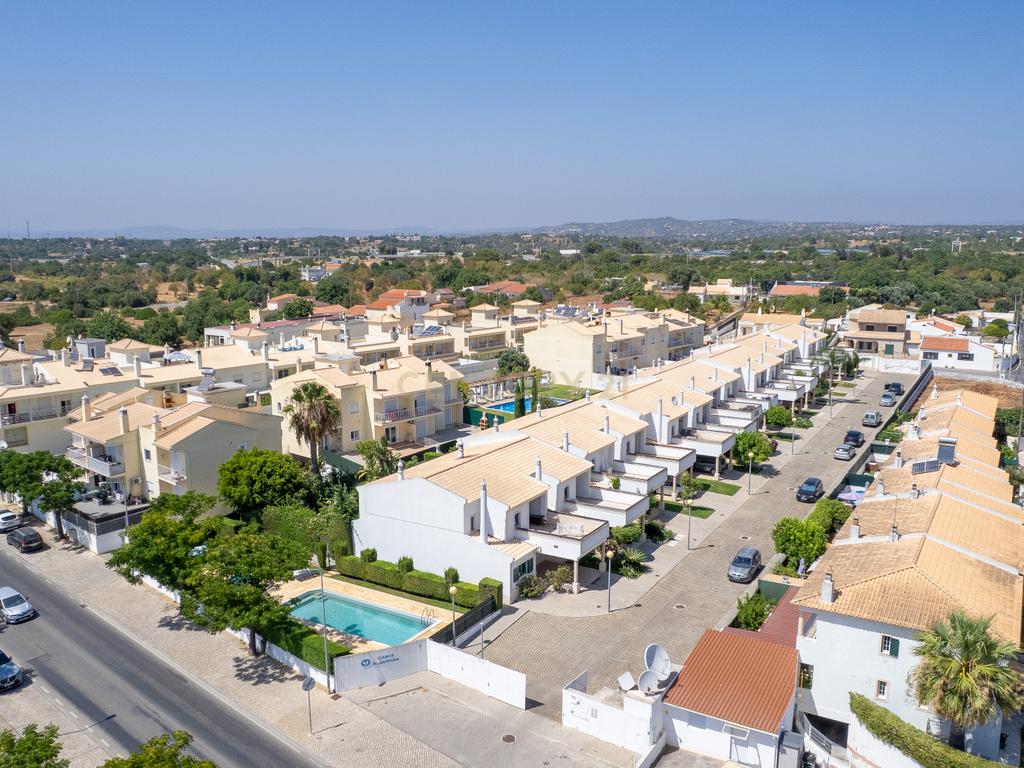 Moradia de Canto T2+2 com jardim em Condomínio Privado com Piscina – Ferreiras, Albufeira - Image 3