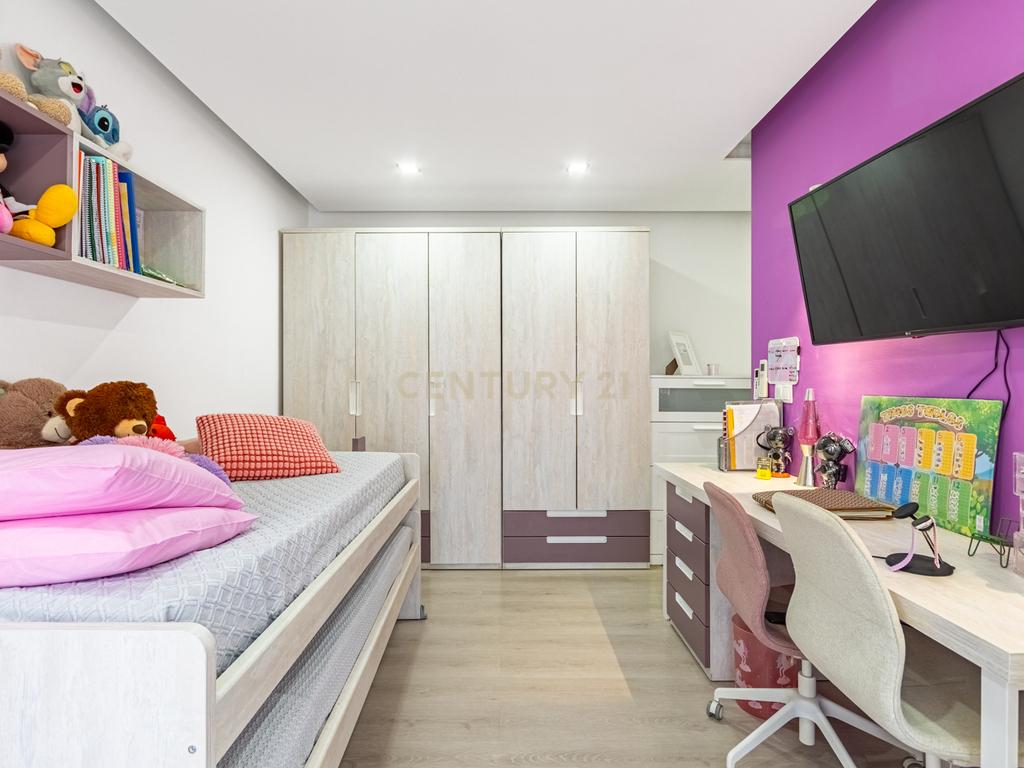 Apartamento T4 convertido em T3 com Closet e Box, Jardim da Radial - Image 11