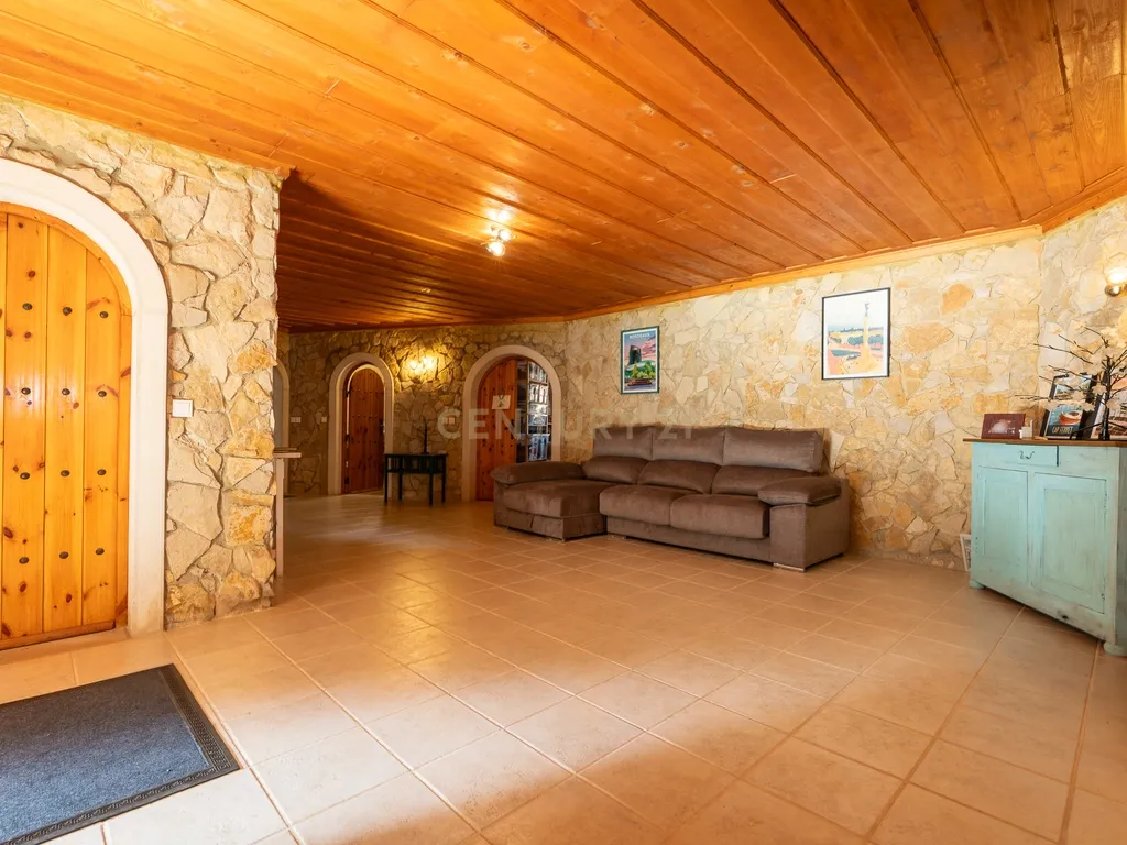 Fabulosa Quinta com lote de terreno de 22.381 m2, onde se encontra inserida uma moradia composta por dois pisos, com uma área bruta de 623 m2, uma área útil de 304 m2 e uma área bruta dependente de 319 m2, localizada em Santo Isidro de Pegões, na zona de Pegões, a pouca distância das belas praias de Setúbal. - Image 7