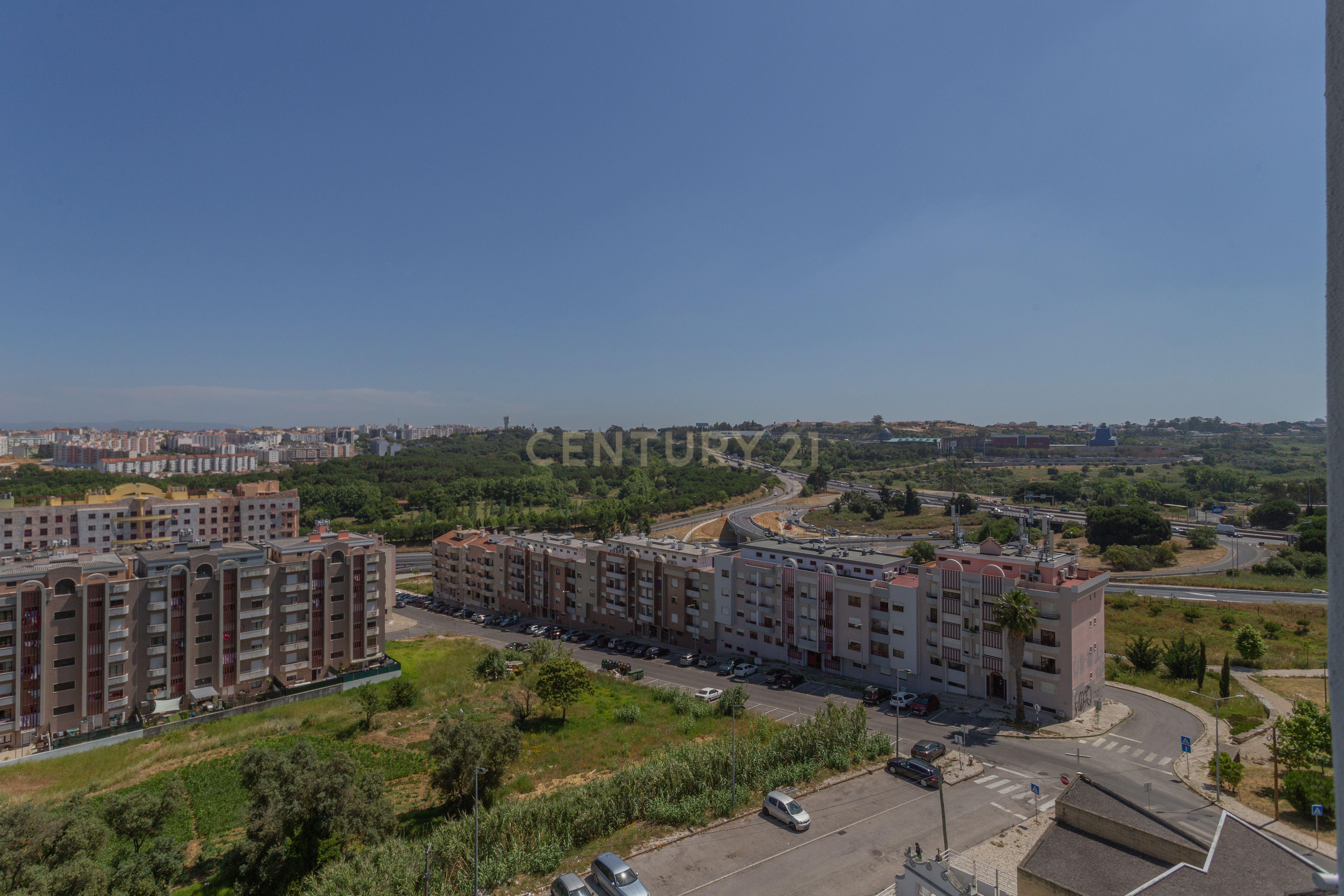Magnifico T5 com 7 assoalhadas três frentes Almada Pragal vista magnifica prédio com dois elevadores, 50 metros da paragem do metro - Image 48