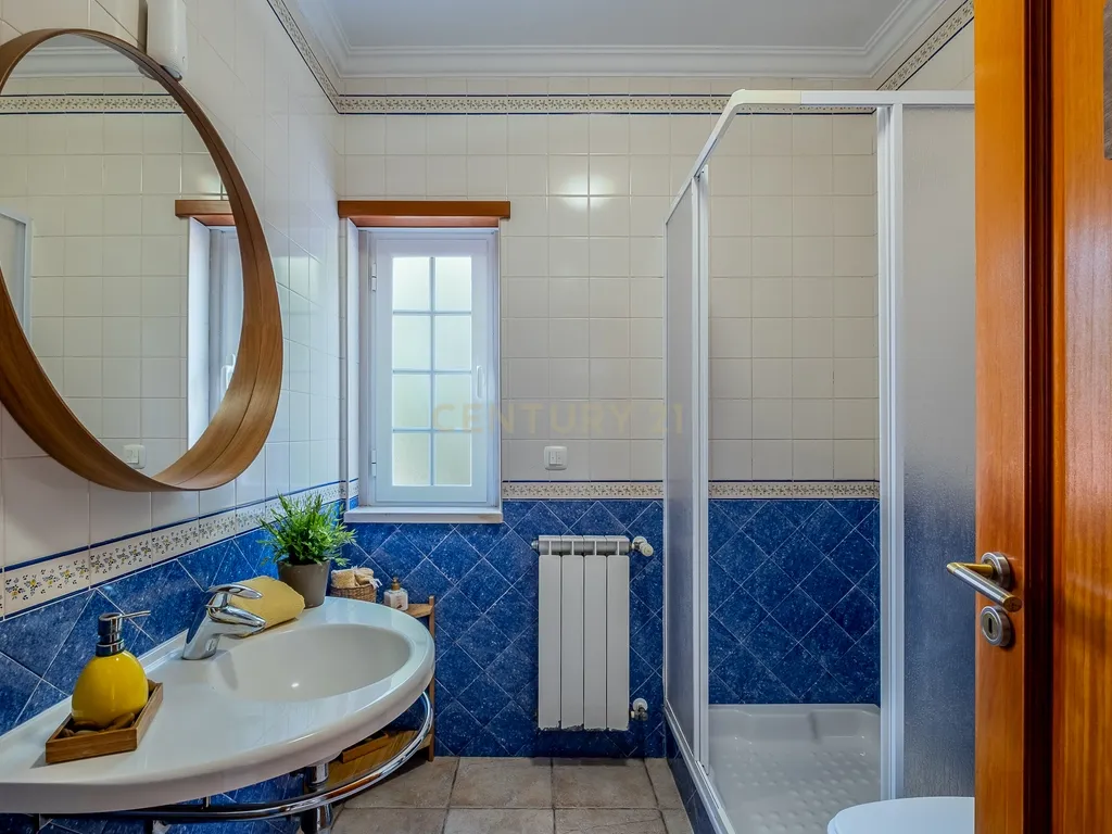 Elegante Moradia T4 com Piscina e Jardim em Mafra: Um Equilíbrio Perfeito entre Campo e Praia - Image 21