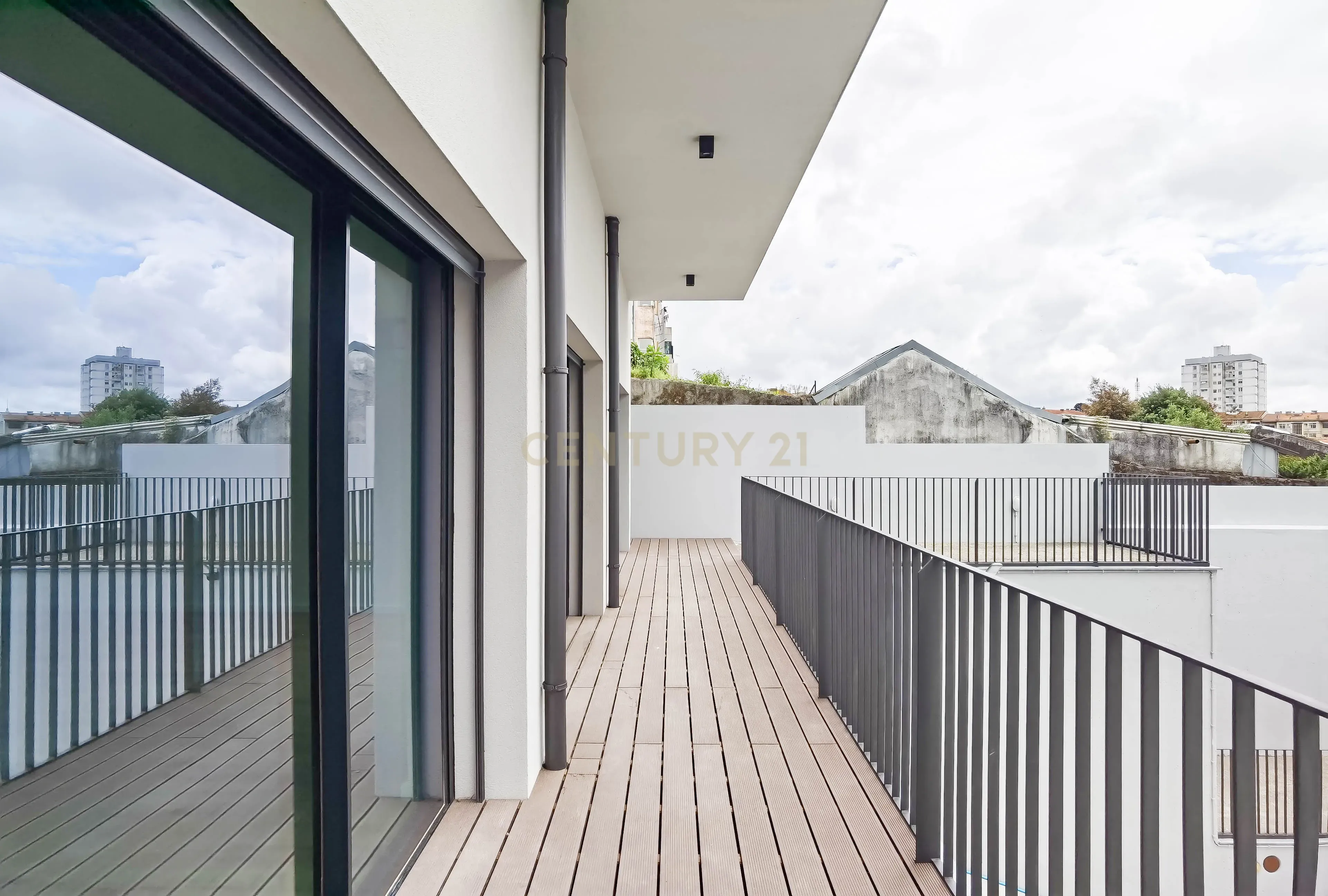 Apartamento T2+1 Duplex com Garagem, Arrumos e Amplas Varandas – Rua Aires Ornelas, Porto - Image 1