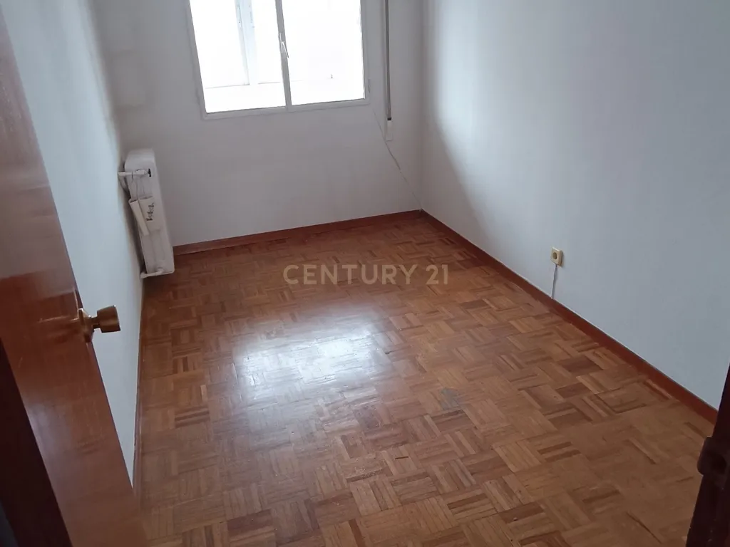 Apartamento em Madrid com 3 Quartos e Vista para a Cidade - Image 8