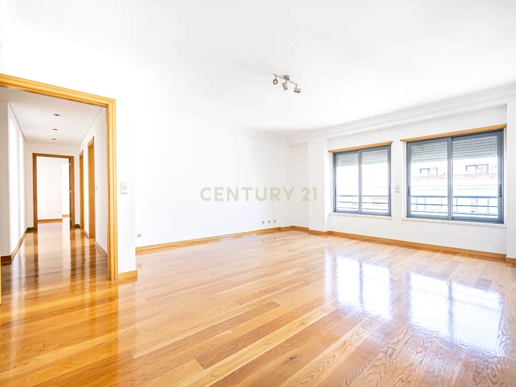 T2 com Suíte, Garagem e Arrecadação na Estefânia - Image 1