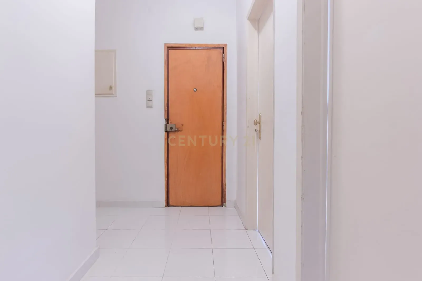 Apartamento T2 em Setúbal - Vista Cidade e Proximidade de Serviços - Image 1