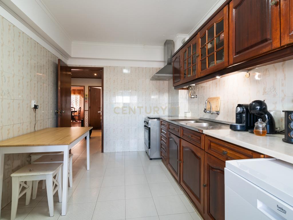 Um apartamento com luz, espaço e a base certa para criar uma casa à sua medida - Image 12