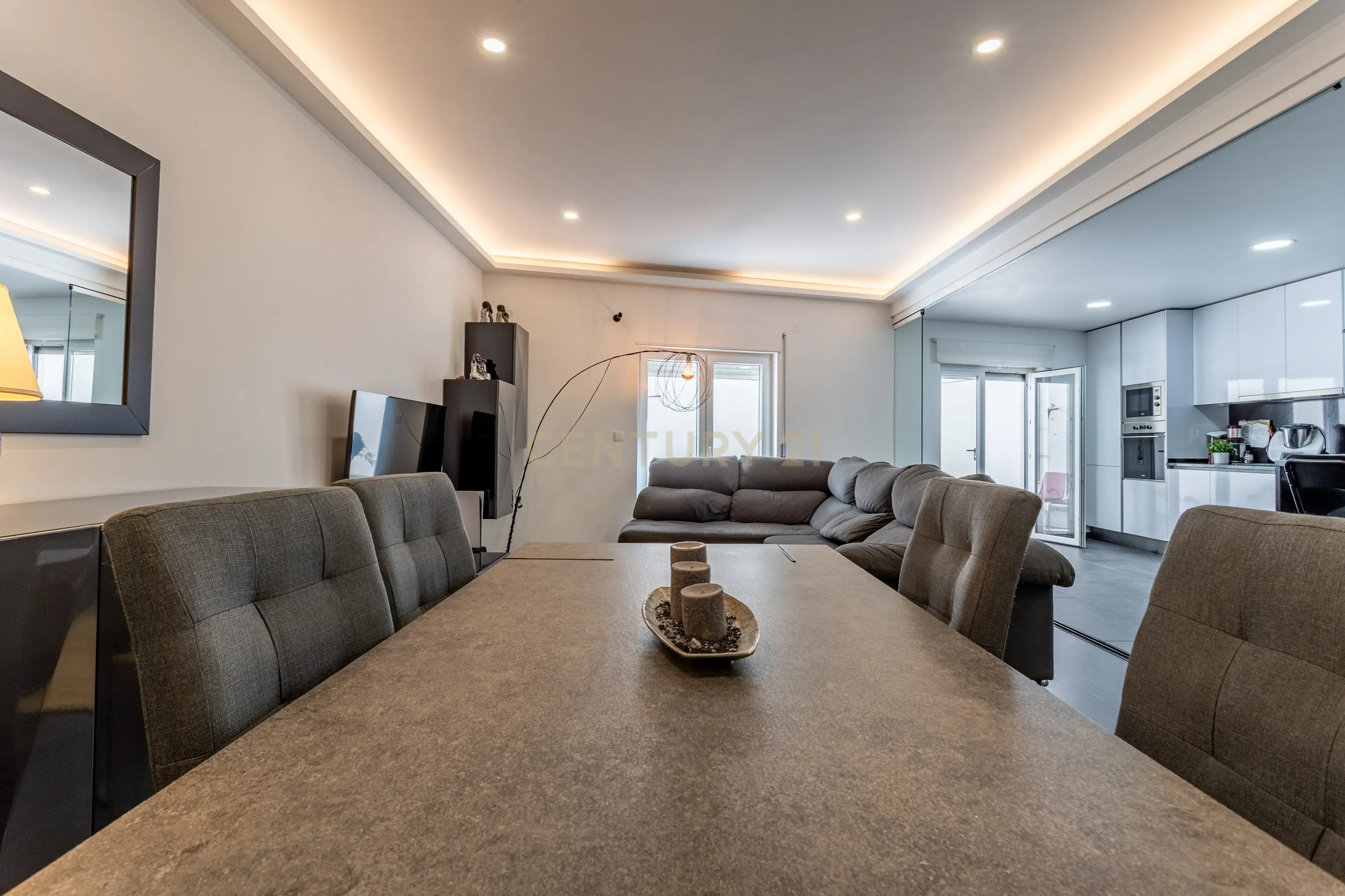 Fotografia 8 de Apartamento T4 Duplex com Terraço | Estacionamento para 2 Viaturas | Odivelas