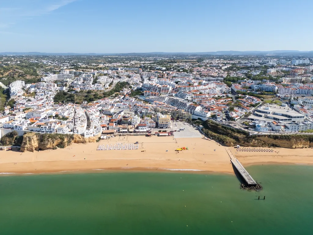 Moradia com 3 Quartos, Quintal e Terraço – Excelente Localização em Albufeira - Image 23