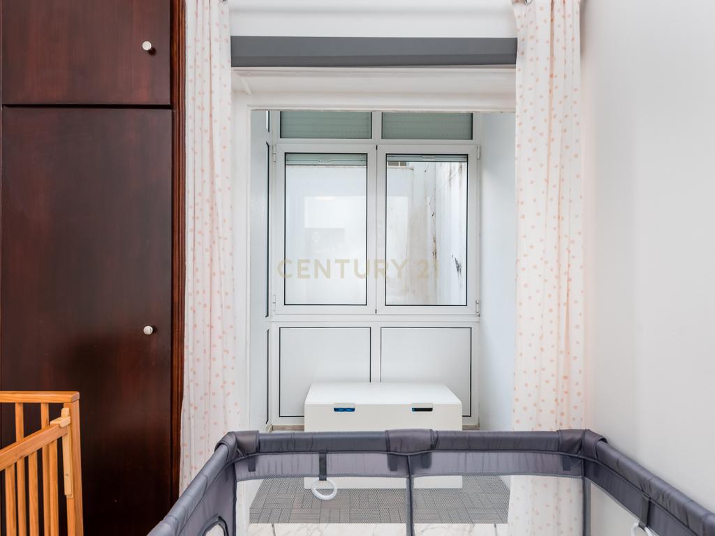 Apartamento T2 em Linda-a-Velha – Remodelado com Terraço e Excelente Localização - Image 11