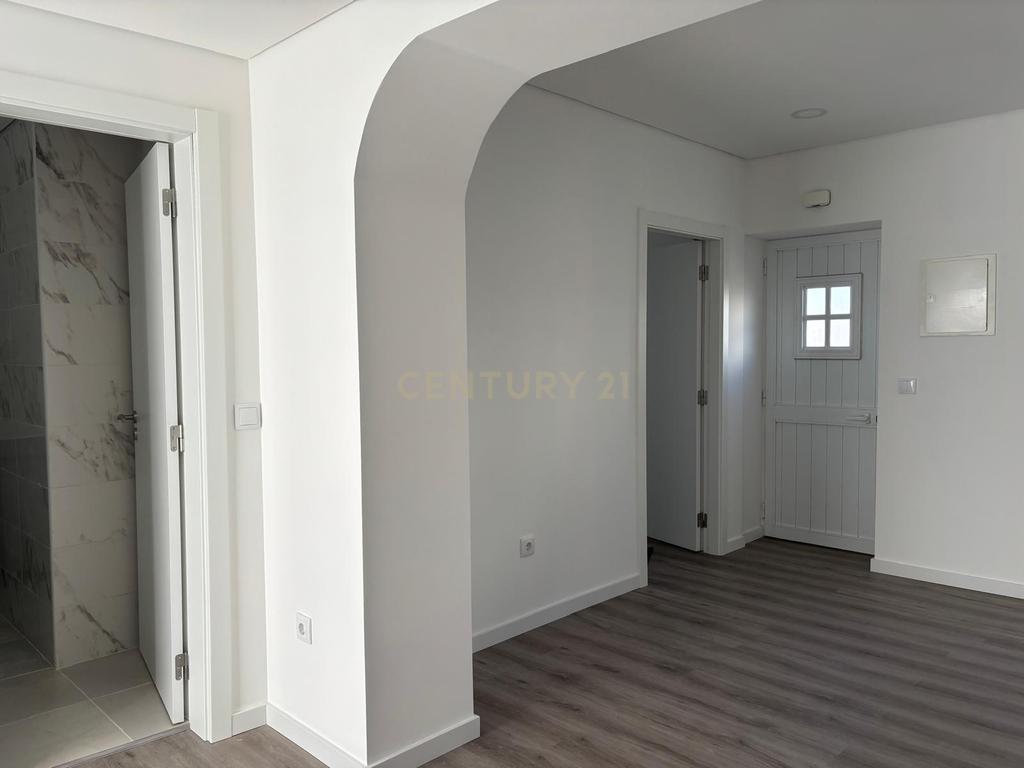 Moradia remodelada T1 - Meia Via  - Image 9