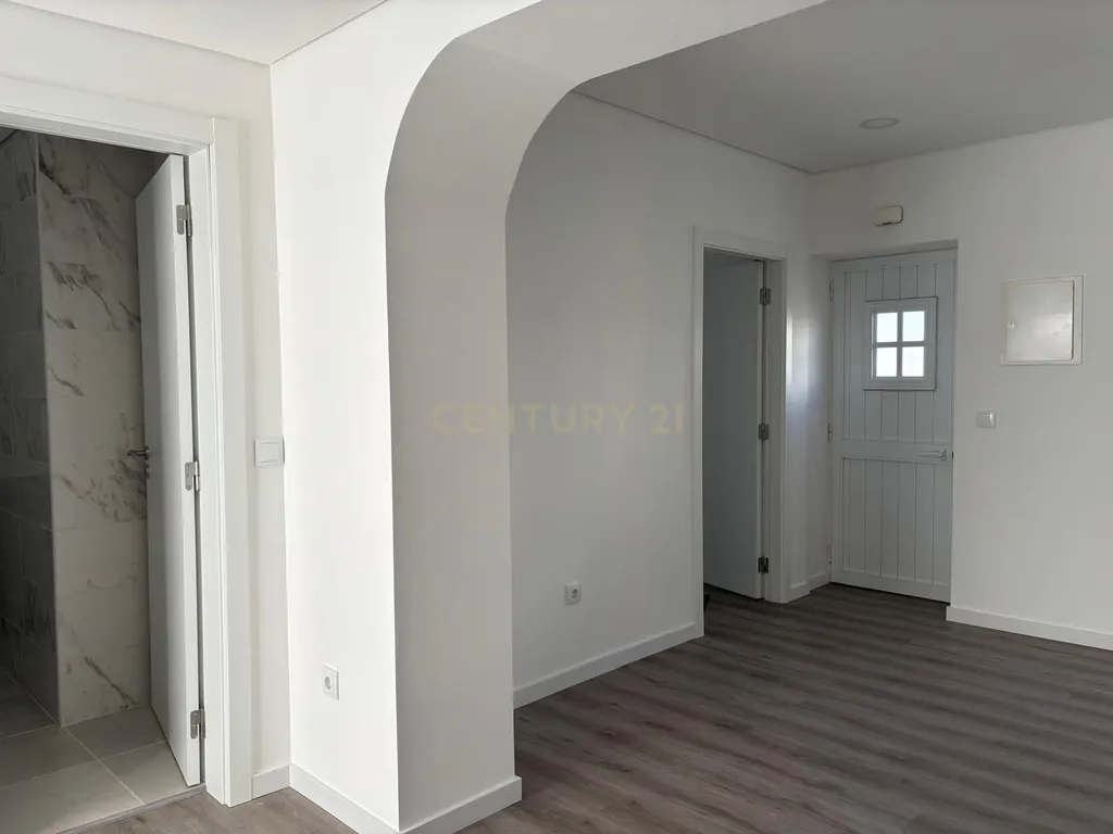 Moradia remodelada T1 - Meia Via - Image 9