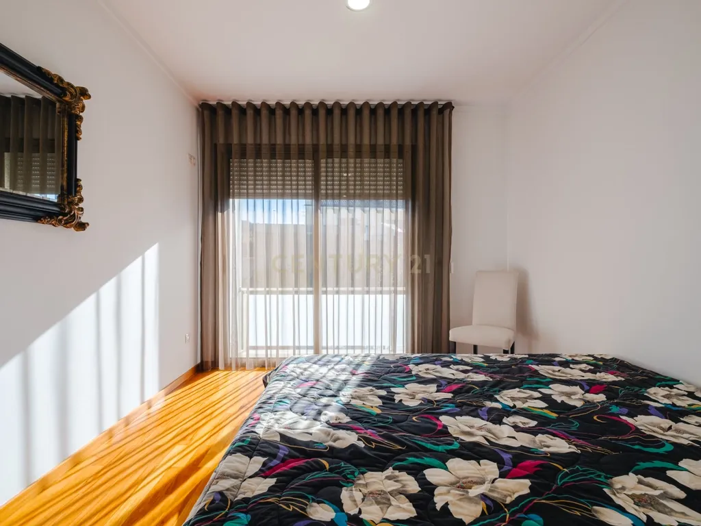 Moradia T4 com 255 m², Suíte Generosa, Jardim e Garagem para 3+ Viaturas | Astromil, Paredes - Image 37