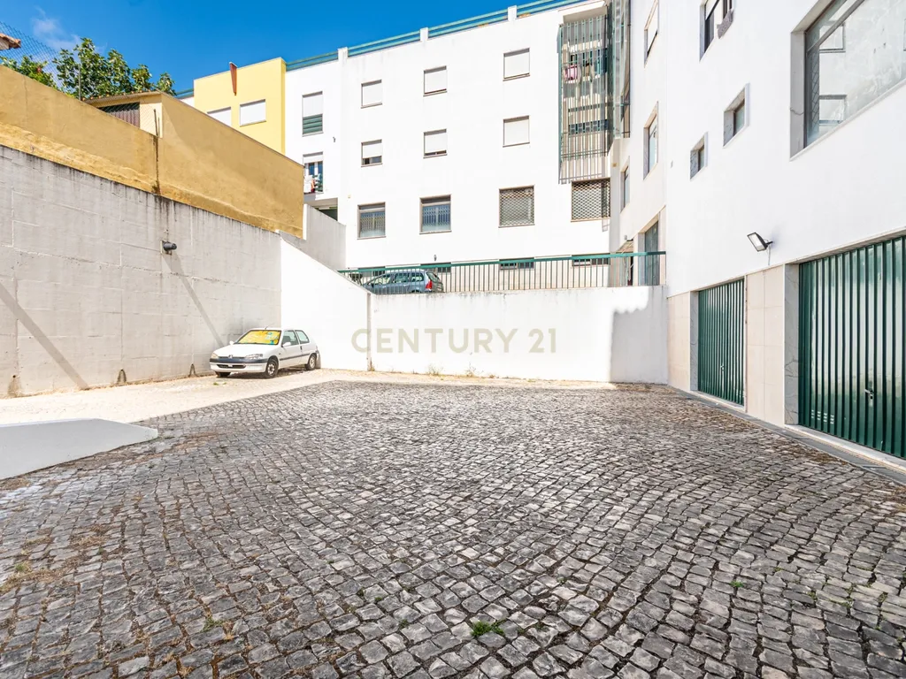 Apartamento T2 Espaçoso com Garagem Box e Arrecadação – Pedernais, Ramada - Image 24