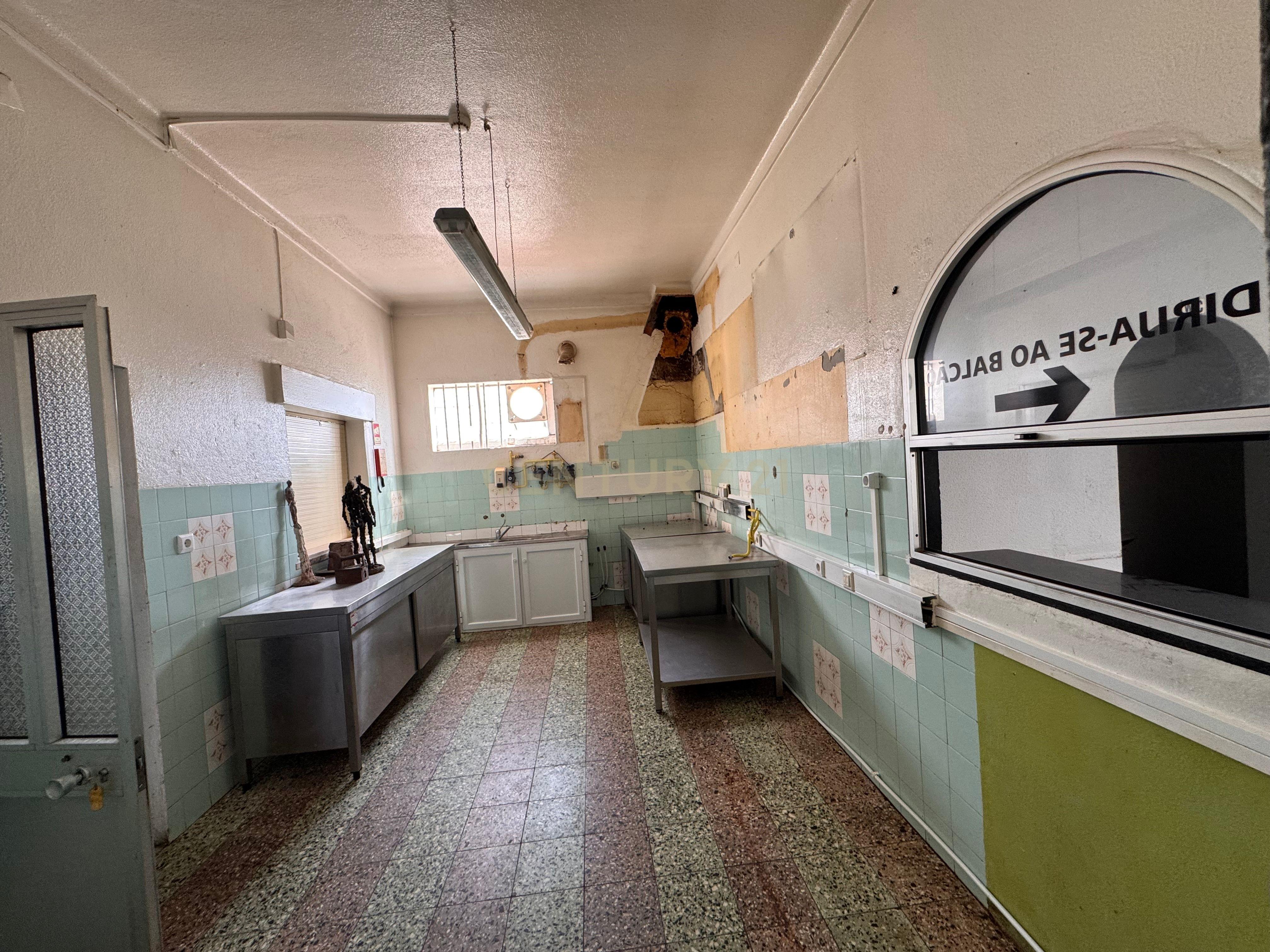 Loja para comércio na Av. Dr. João Esteves Simões – Soure – pohled 4