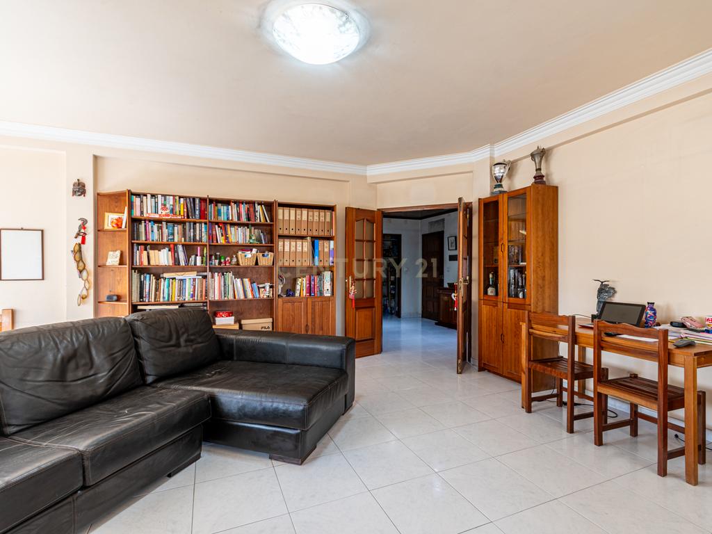 Apartamento T2 Espaçoso com Garagem Box e Arrecadação – Pedernais, Ramada - Image 6
