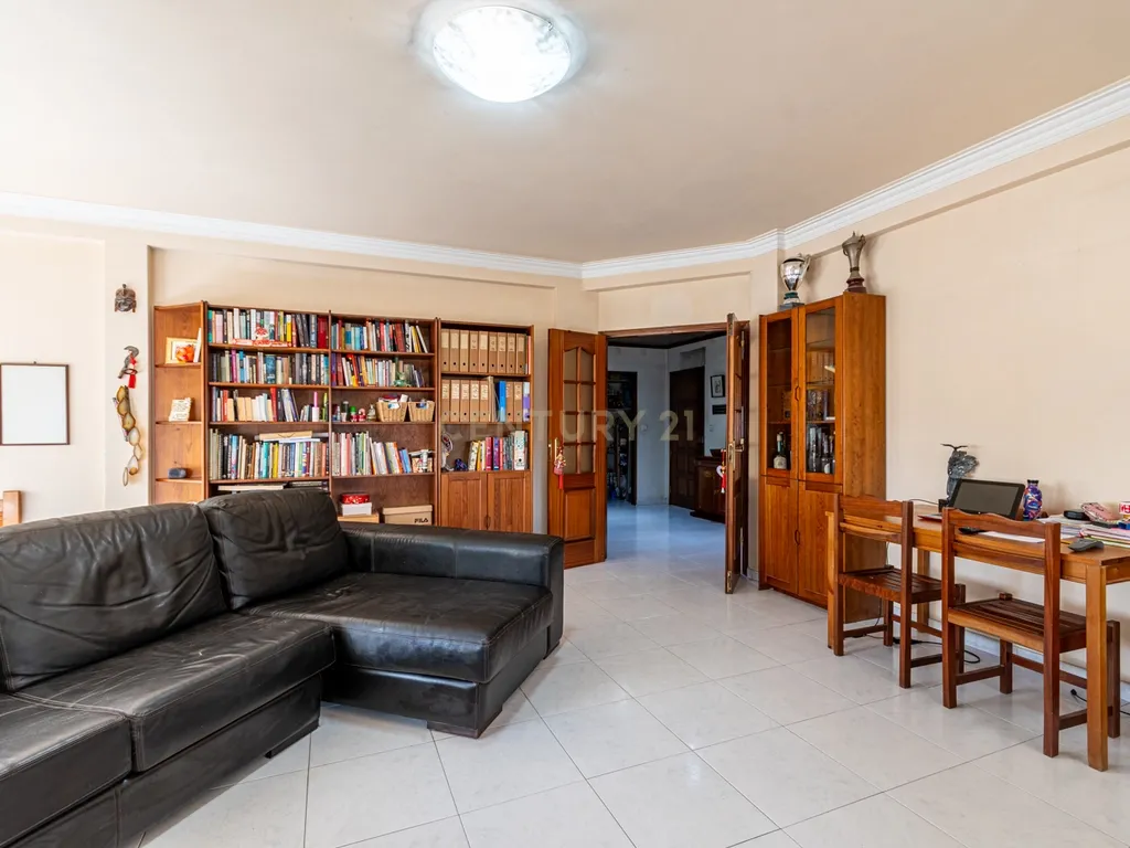 Apartamento T2 Espaçoso com Garagem Box e Arrecadação – Pedernais, Ramada - Image 6