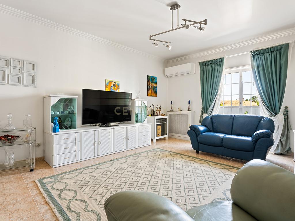 Apartamento T1 com garagem e arrecadação no Casal de São Brás, Amadora - Image 2