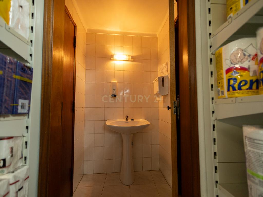 Prédio Misto com Negócio Consolidado e Habitação – Assentiz, Torres Novas - Image 14