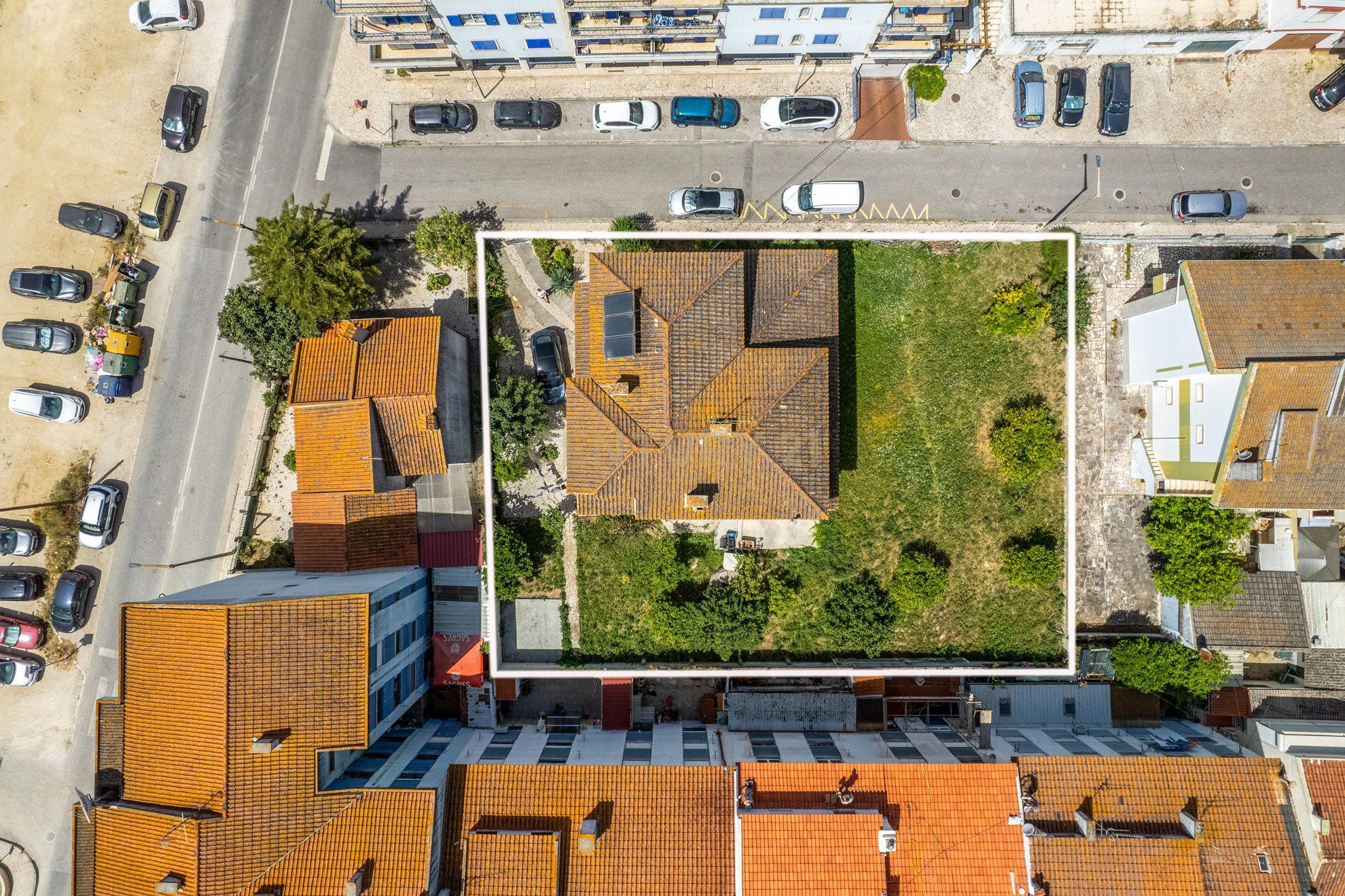 Fotografia 8 de Excelente Moradia T7 no Carregado Inserida num generoso lote de 1.060m².